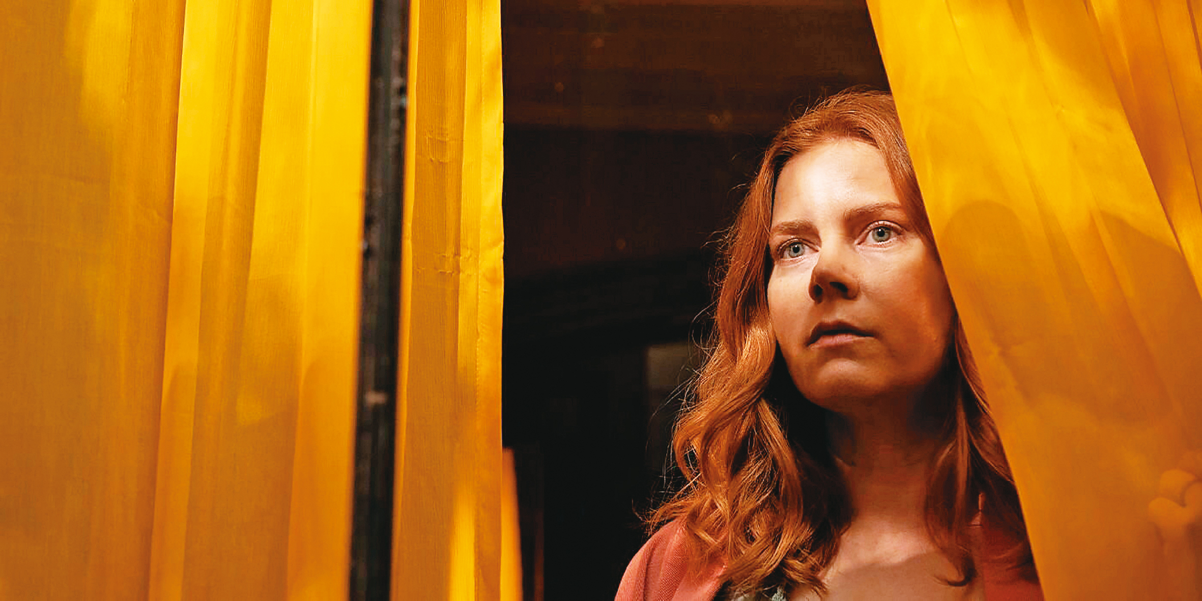 艾美亞當斯在片中有曠野恐懼症，躲在家中窺探對面鄰居的一切，角色有難度。（Netflix提供）