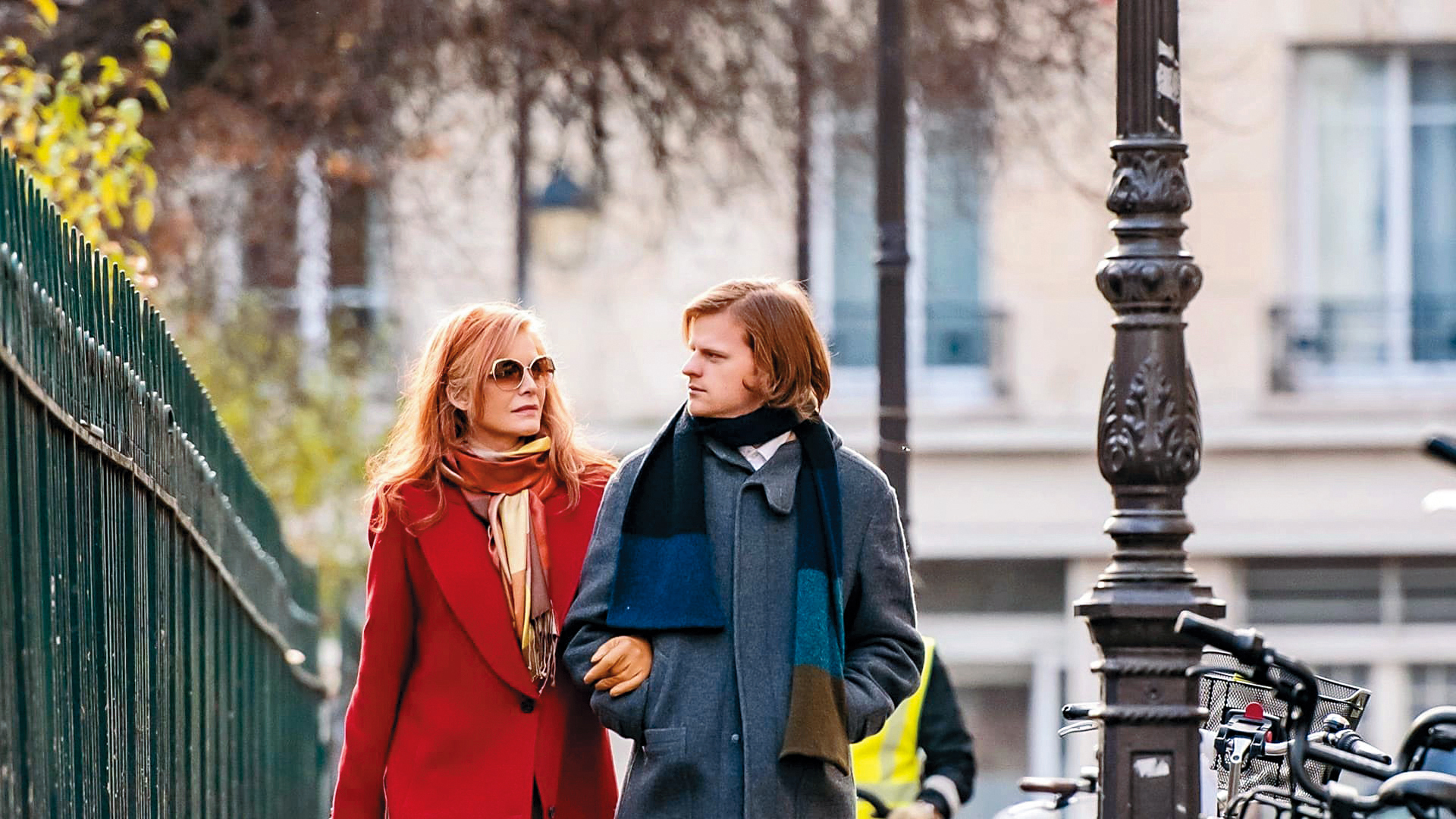 瀕臨破產的富孀與成年還和母親住在一起的兒子搬到巴黎，打算在此度過餘生，蜜雪兒菲佛舉手投足都是韻味。（翻攝自imdb）