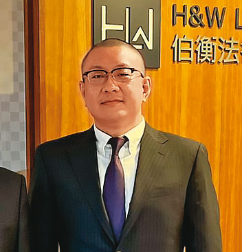 日本AV片商協會IPPA在台辦事處代表羽部康裕表示,希望能夠改善台灣成人片盜版風氣。(讀者提供)