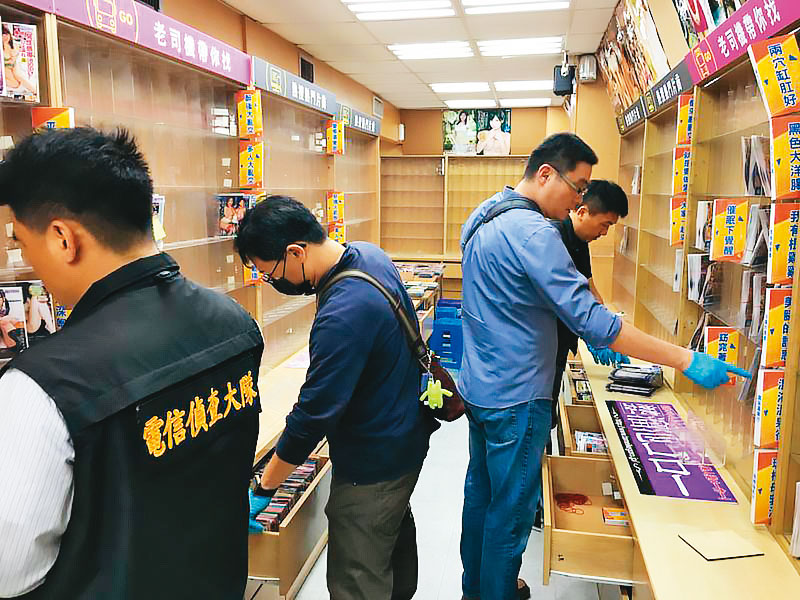 日本AV片商IPPA跨海對台灣盜版商提告，圖為我國警察破獲盜版成人片商家，非當事店家。（刑事局提供）