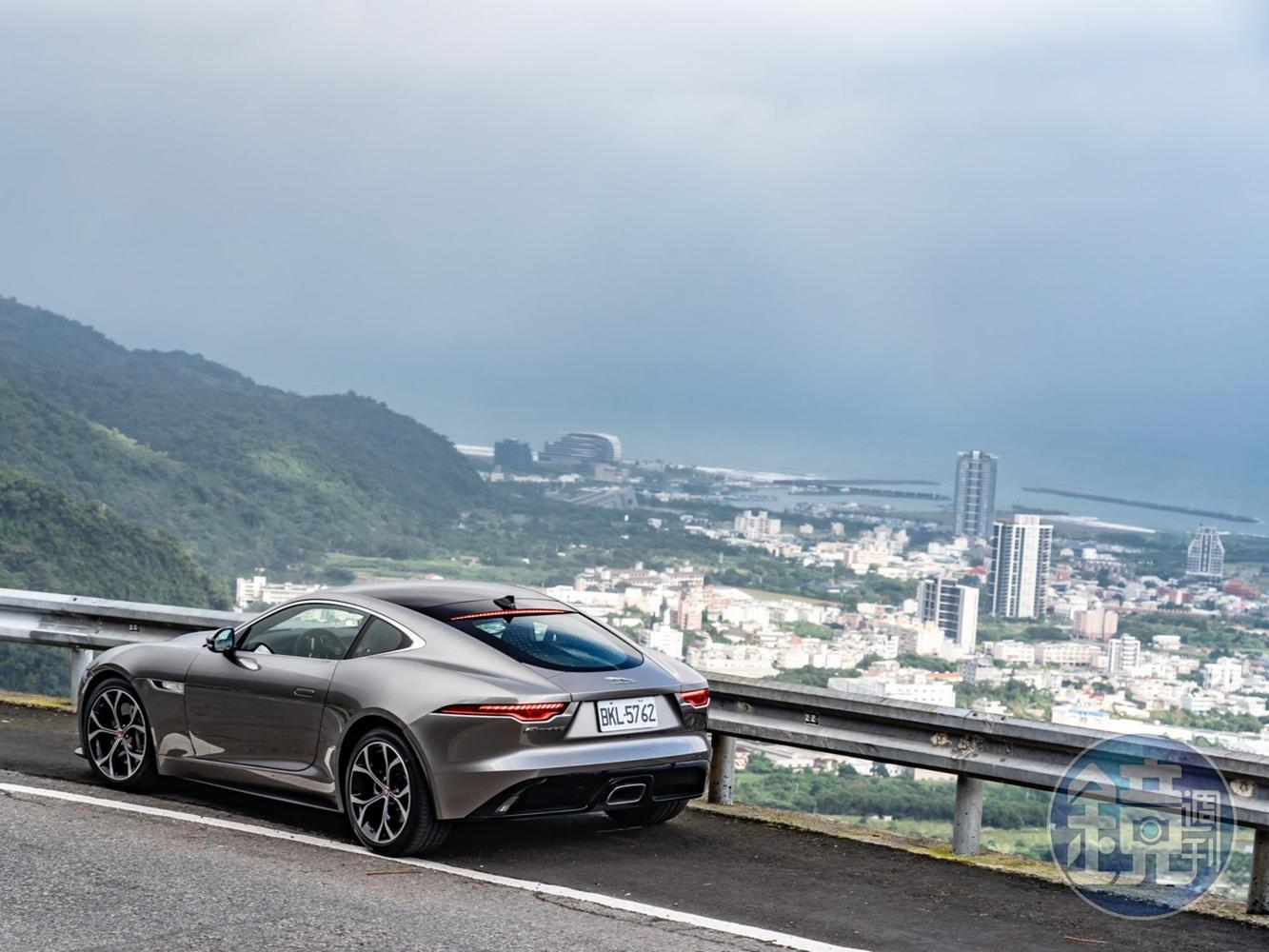 既可潑辣也可溫柔，是我給JAGUAR F-Type Coupe P300 R-dynamic的最佳評語，更別提那鶴立雞群的英式跑車風情，無價。