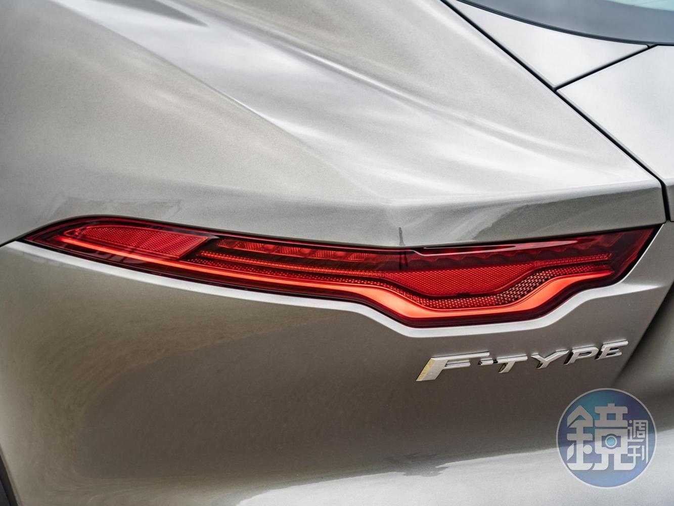 新設計的LED尾燈靈感來自於品牌純電車款I-Pace。