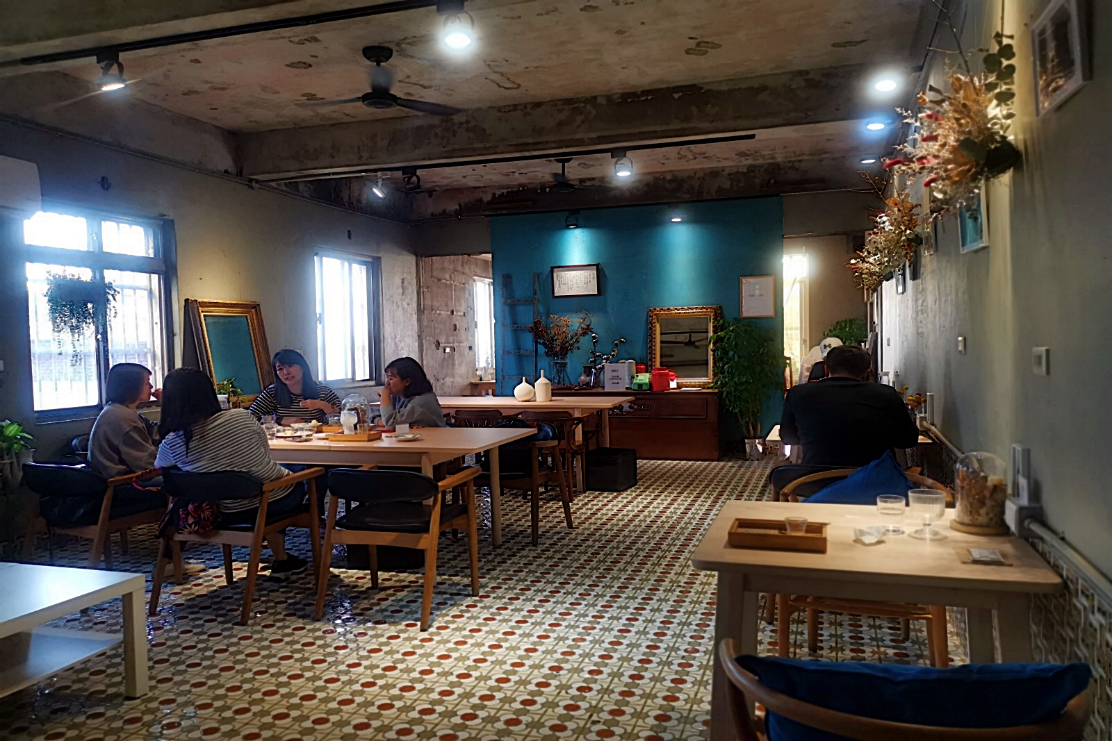 「重成商號」是間結合文青與復古的老宅咖啡館。