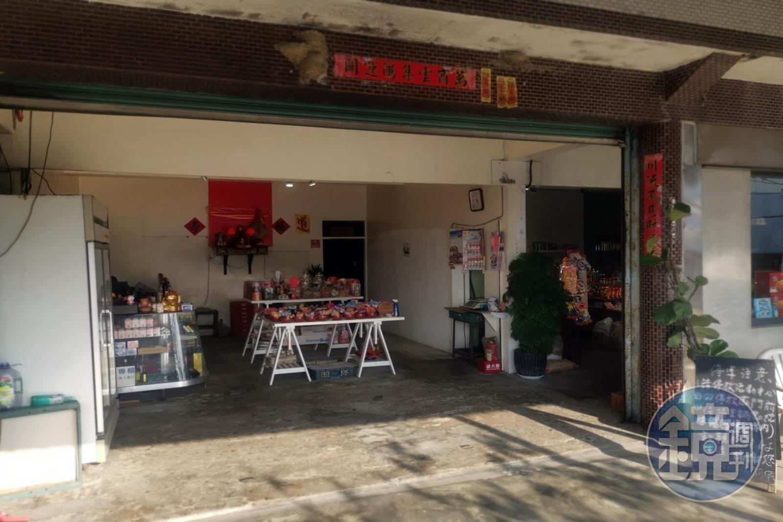 一樓仍是柑仔店,賣著許多兒時零食。