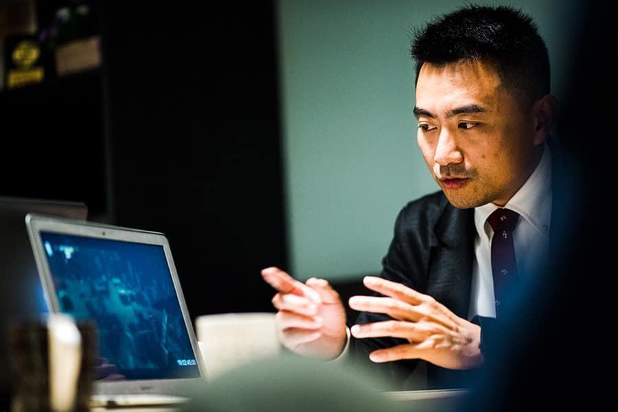律師李宣毅即使是客串當演員也非常專業,可以配合拍攝需要,不厭其煩一次又一次的講出律師的台詞。(海鵬電影提供)