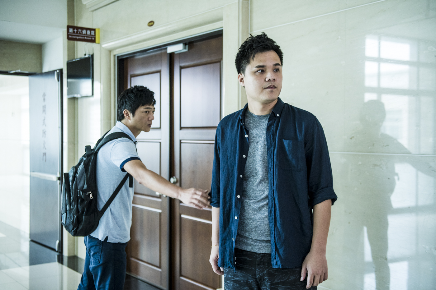 藍葦華（左）與吳宏修（右）飾演的兄弟反映出現今台灣的各種問題。 （海鵬電影提供）