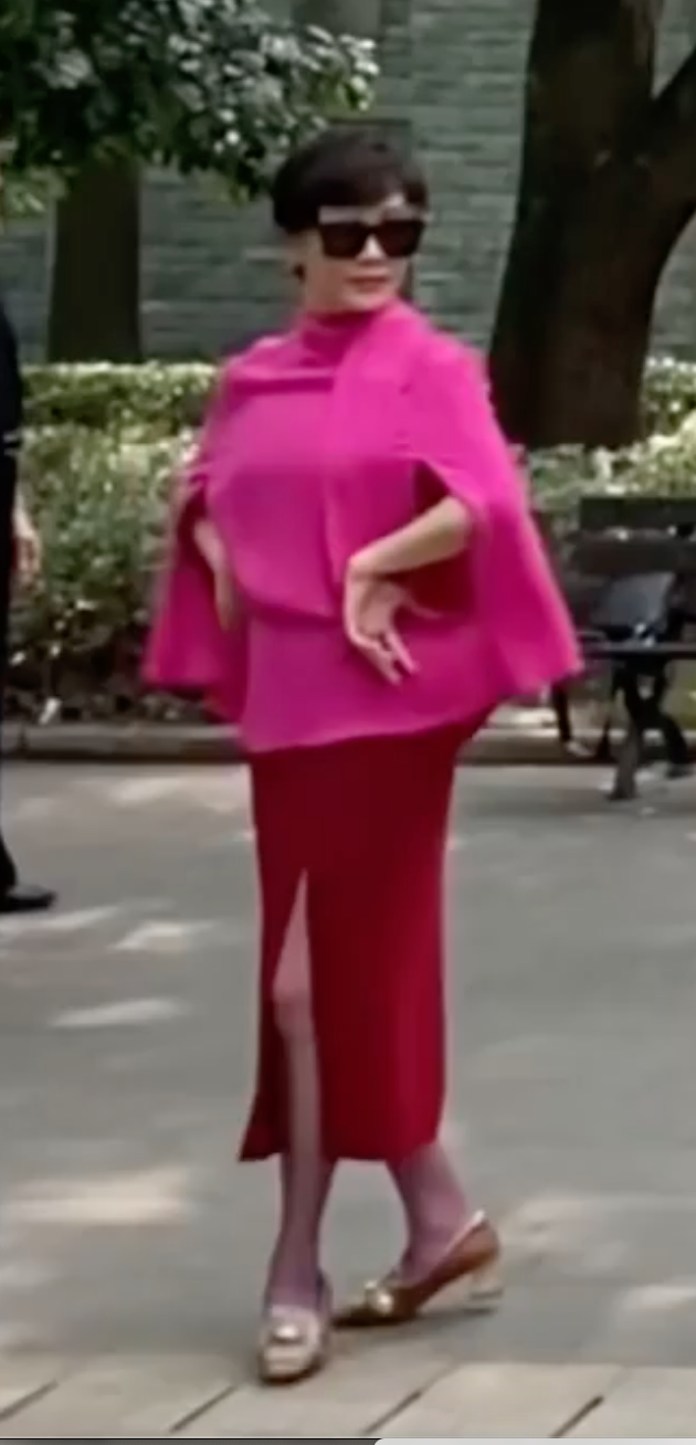劉嘉玲開心在上海大跳廣場舞時，穿著全套VALENTINO早春服裝。高領上衣NT$63,500、開岔長裙NT$39,000（翻攝自劉嘉玲IG）