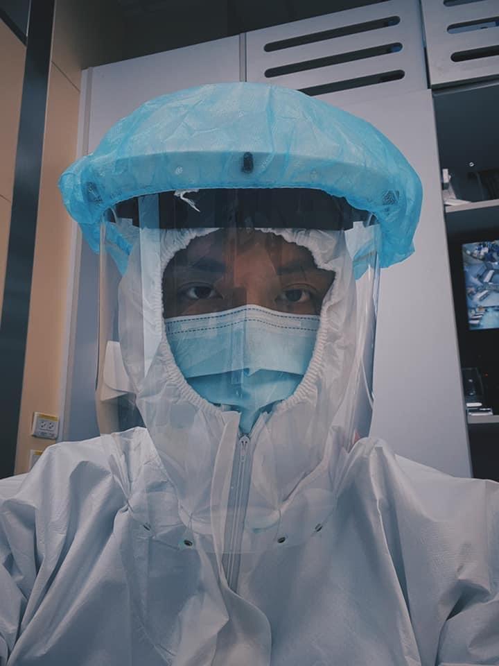 三級警戒在家工作者,也延伸出新的問題,如自己做飯切到手。圖為東元醫院急診室主治醫師謝政勳穿著隔離衣為傷者縫合傷口。(謝政勳提供)