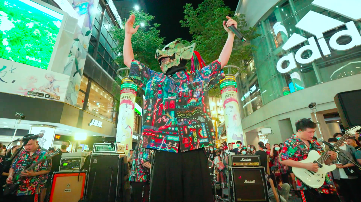 血肉果汁機在疫情三級警戒前，於西門町拍攝的演出影片，將在巴塞隆納春之聲線上音樂節展出。（貴人散步提供）