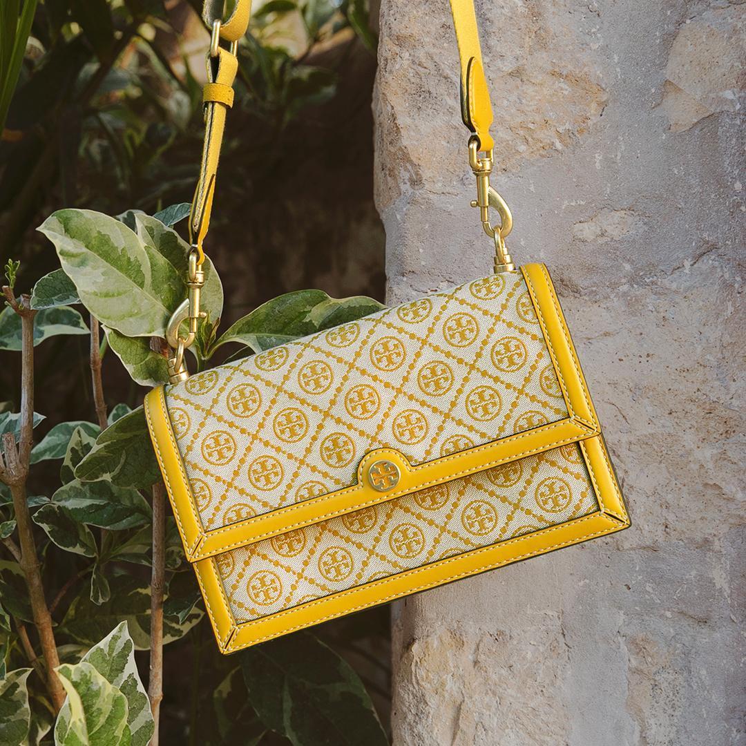 亮麗黃 T Monogram圖騰肩揹口蓋包NT$21,900 Tory Burch。 （Tory Burch提供）