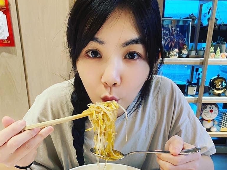 因疫情關係，Ella乖乖待家裡當全職主婦。（翻攝自ella臉書）