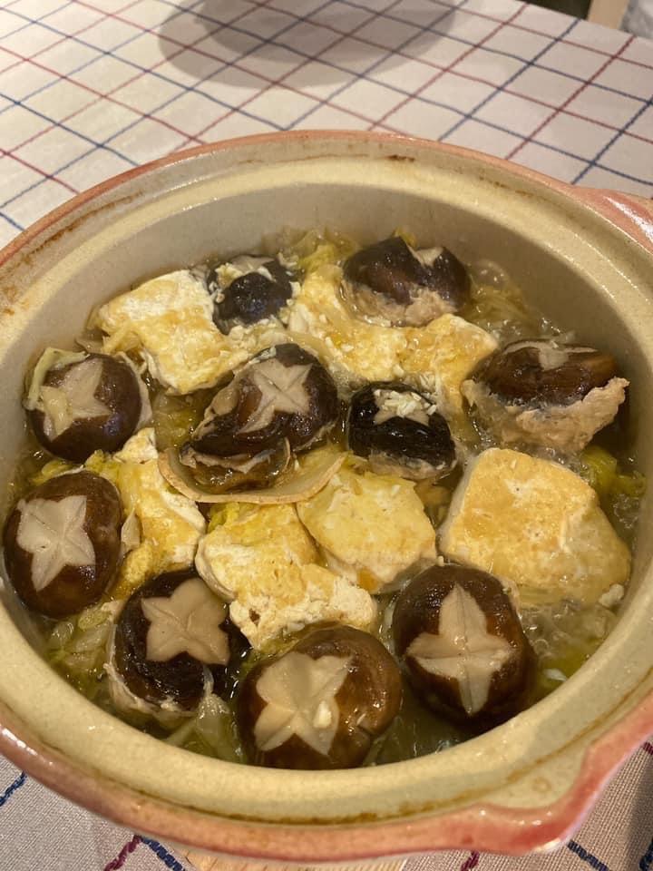 Ella從婆婆學來的年菜改良「酸菜排骨釀香菇豆腐」。（翻攝自ella臉書）