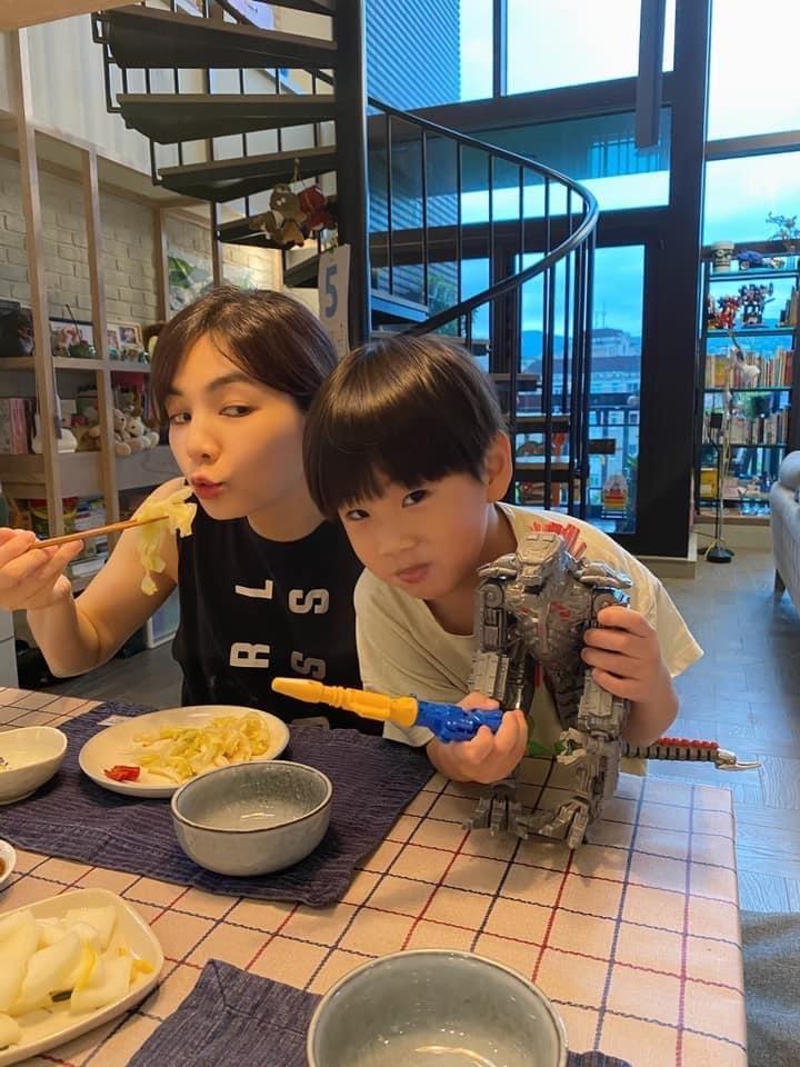 Ella（左）加入媽媽發起煮飯比賽。（翻攝自ella臉書）