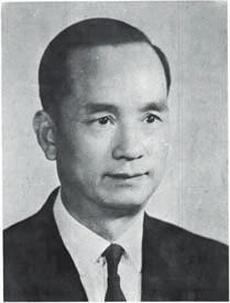 高信（圖）為蔣介石家族姻親，1963年入主逢甲，家族至今在董事會任要職。（翻攝逢甲大學官網）