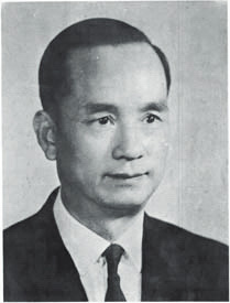 高信（圖）為蔣介石家族姻親，1963年入主逢甲，家族至今在董事會任要職。（翻攝逢甲大學官網）