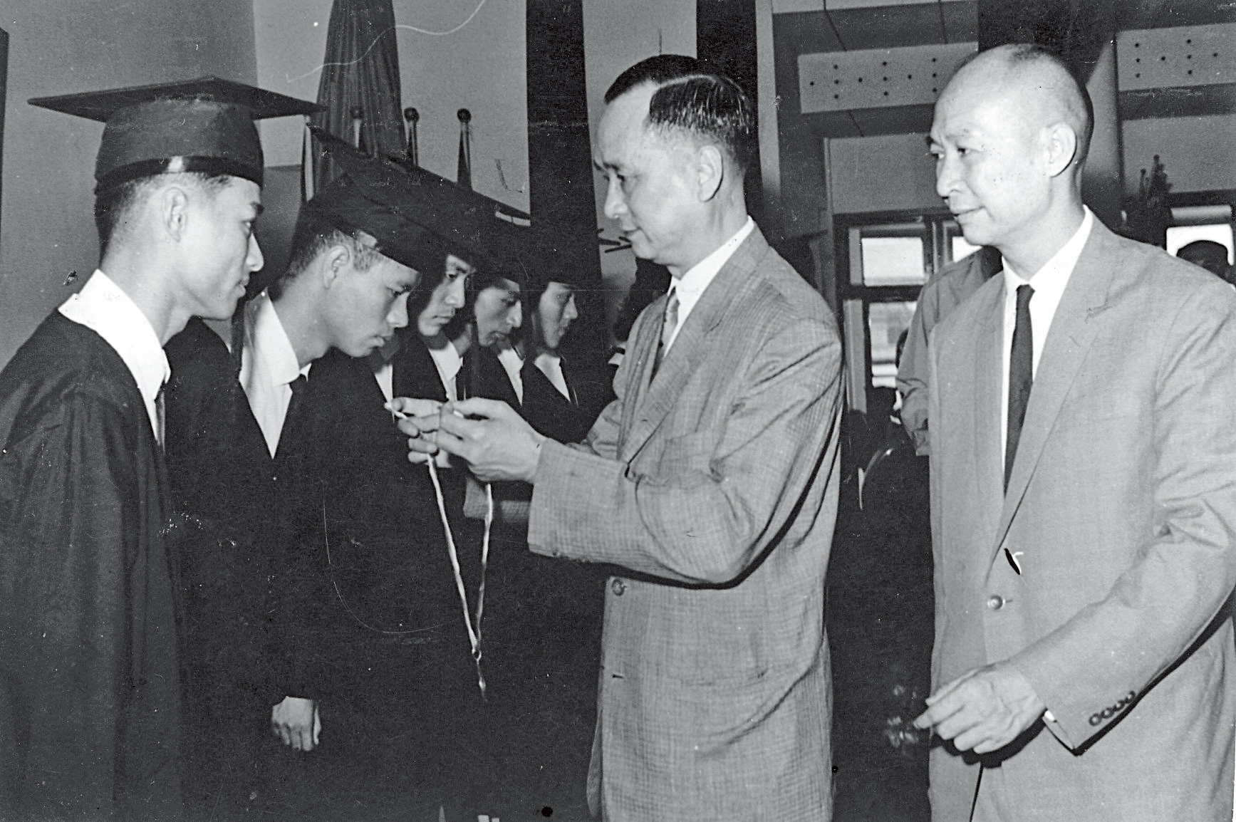 逢甲大學於1964年由台中大坑遷往現址,前教育部次長高信(右2)擔任學校董事長。(逢甲大學校史室提供)