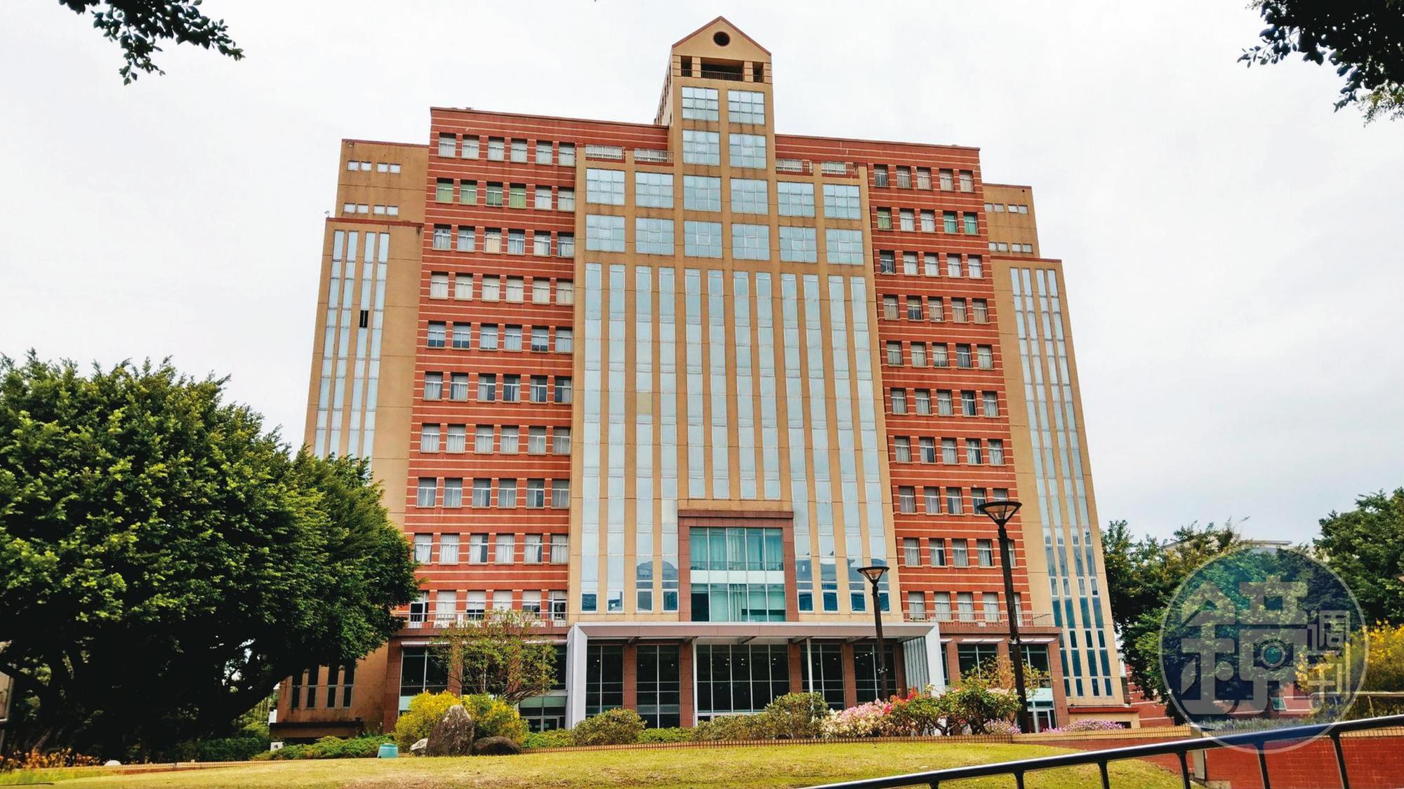 逢甲大學創校30年時蓋的「人言樓」，即是為紀念重建人高信。