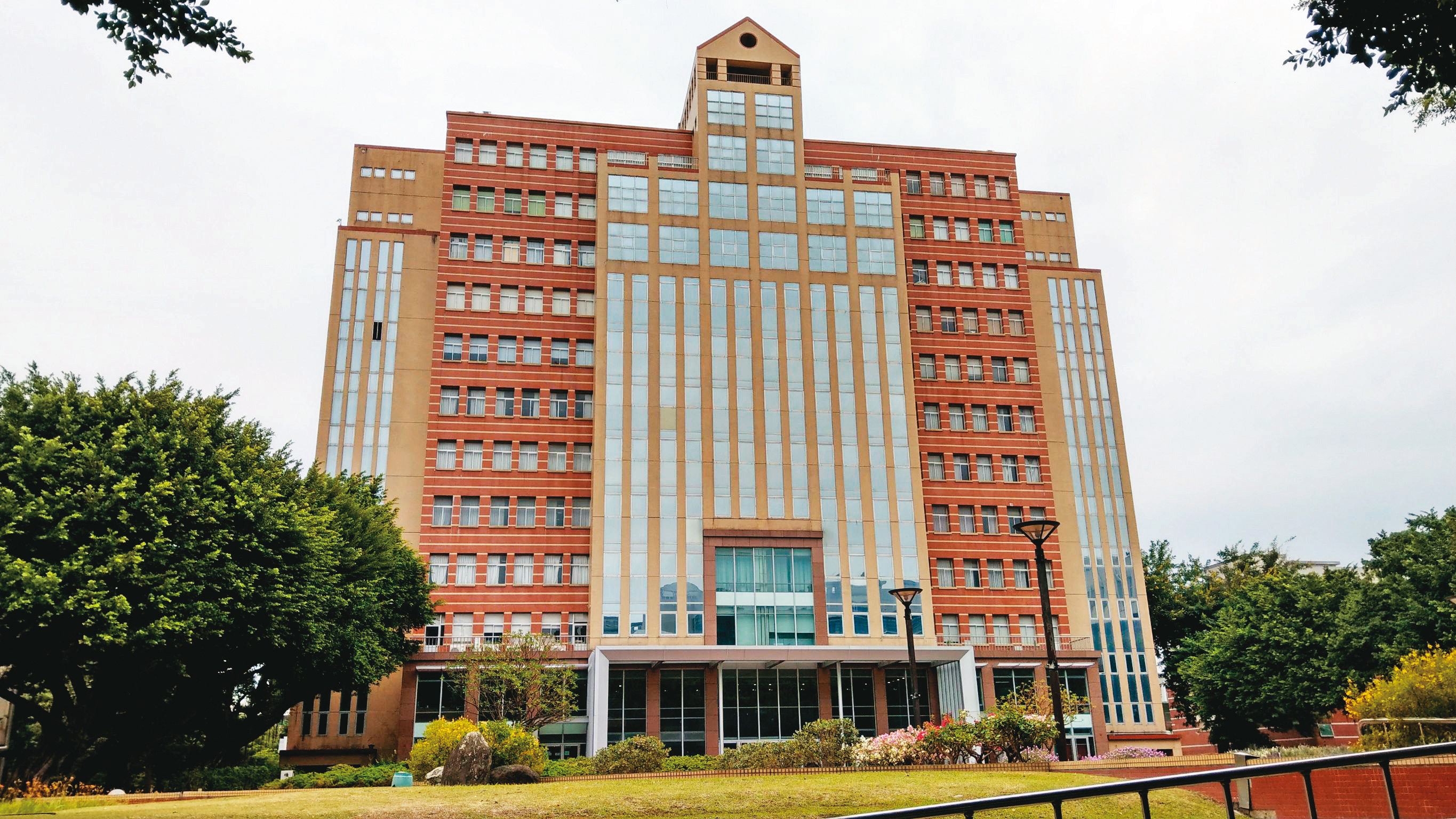 逢甲大學創校30年時蓋的「人言樓」，即是為紀念重建人高信。