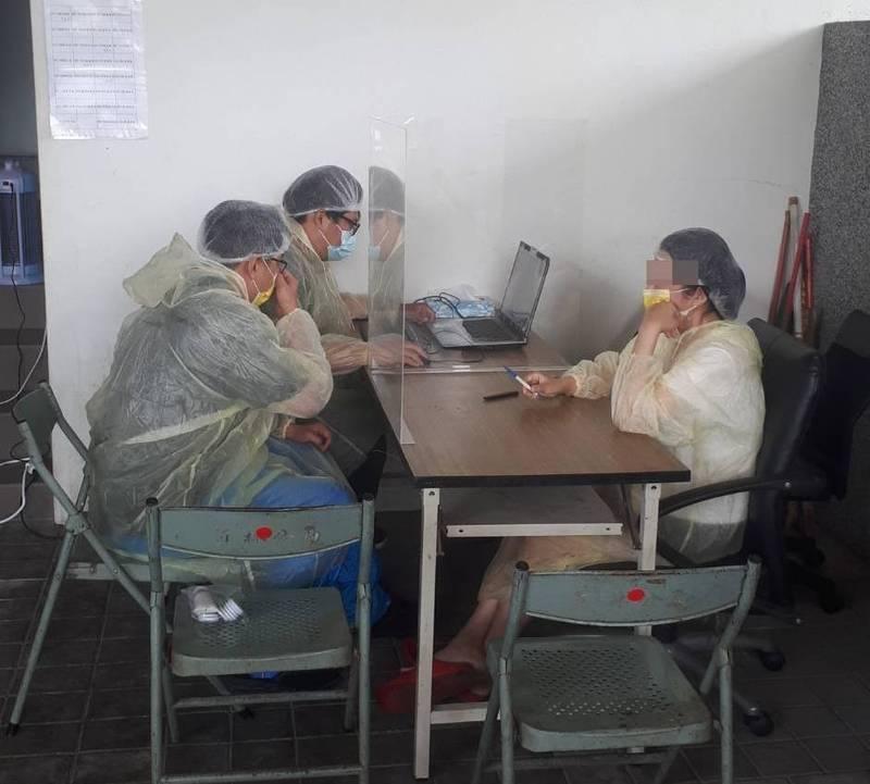 員警對詹女偵訊時全身著防護衣,詹女供稱,雖然害怕,但沒錢不得不接客。(讀者提供)