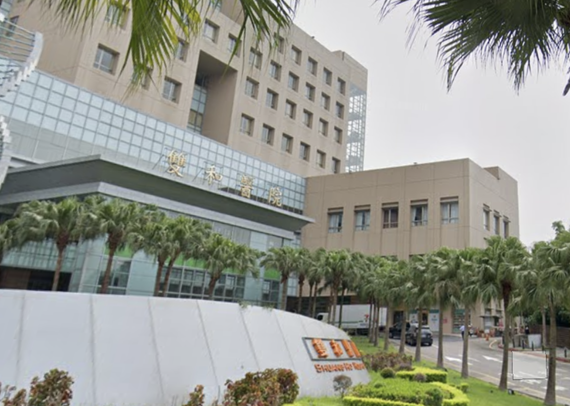 新北雙和醫院今（31日）驚傳有護理師遭到確診病患砍傷的事件。（翻攝自Google地圖）