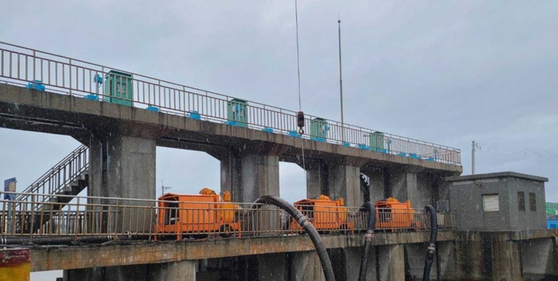 這兩天梅雨鋒面帶來陣陣豪雨，德基水庫大進帳，盧秀燕籲台中供5停2勿再延8小時。（市府提供）