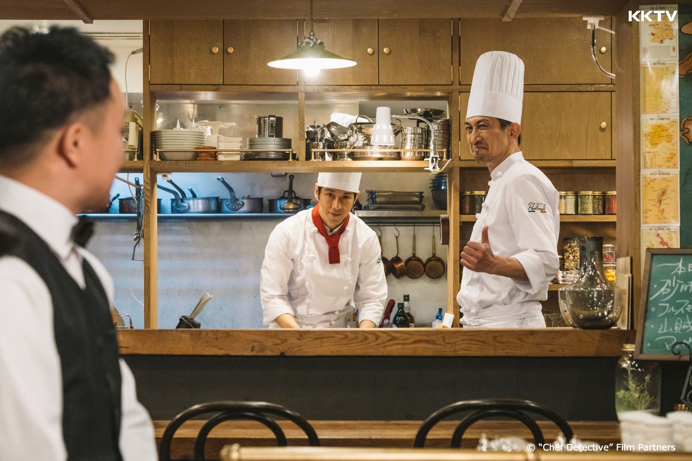 西島秀俊（中）在《名偵探主廚》飾演法式西餐主廚，解開客人的疑難雜症。（KKTV提供）