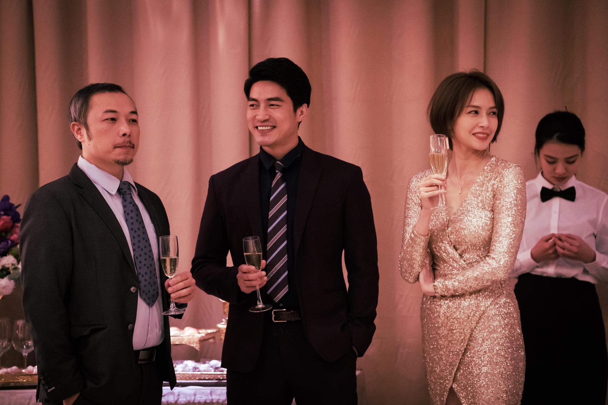 袁艾菲(右)在《日蝕遊戲》中飾演嫁入豪門的女星,卻被丈夫當成利益交換的工具。(民視提供)