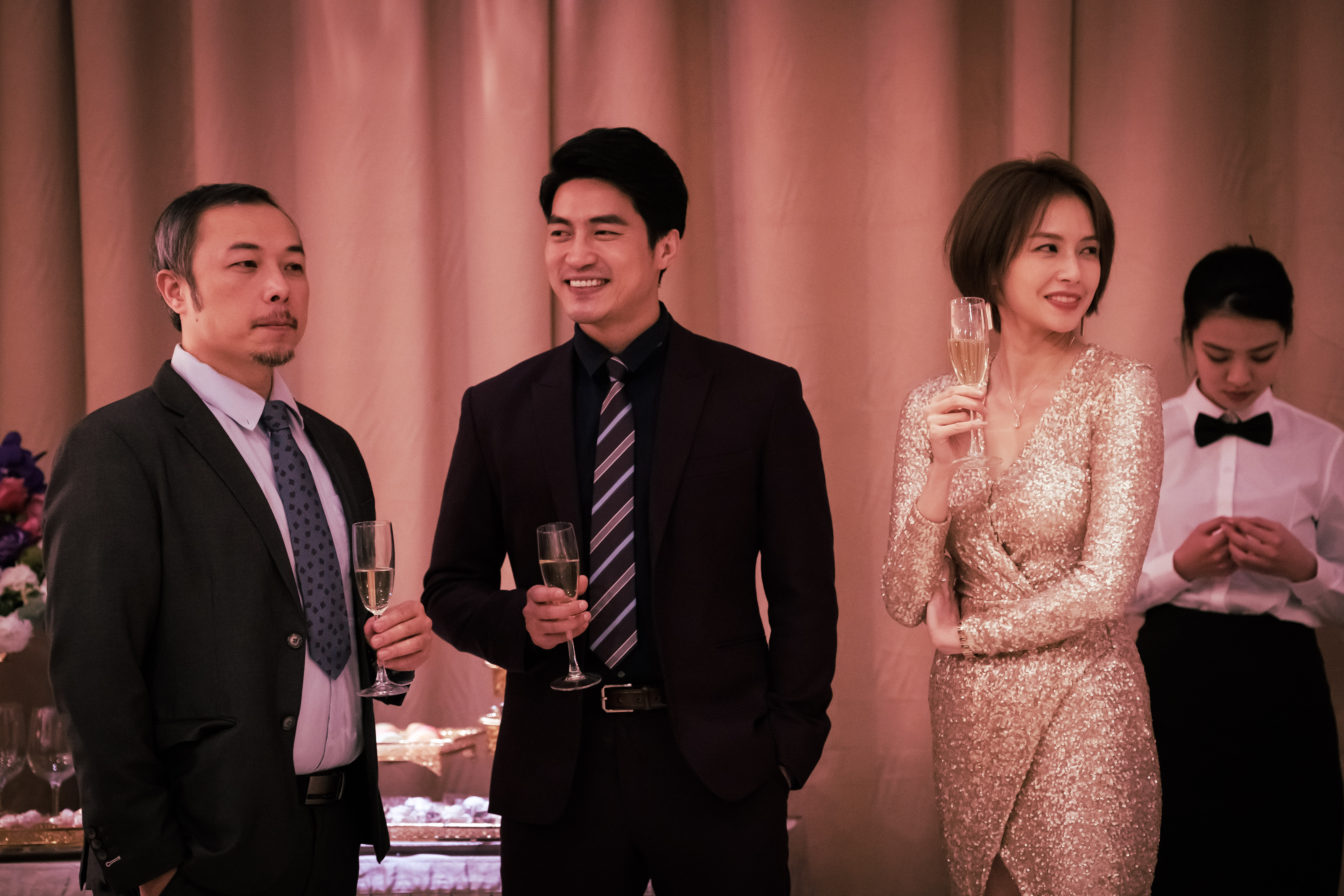 袁艾菲（右）在《日蝕遊戲》中飾演嫁入豪門的女星，卻被丈夫當成利益交換的工具。（民視提供）