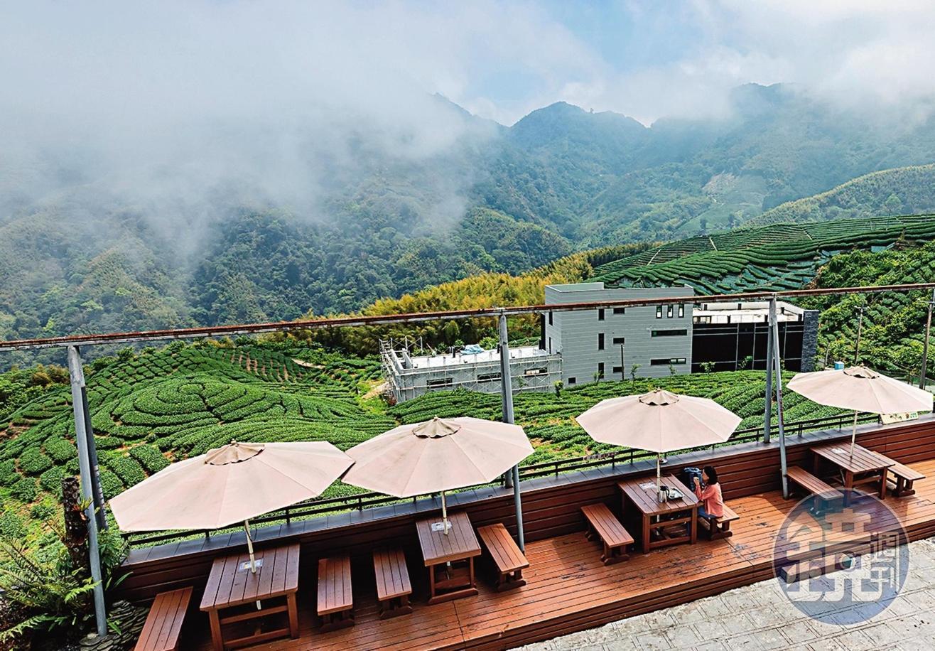 很可惜，現在「八卦茶園」旁多了一棟突兀建築。