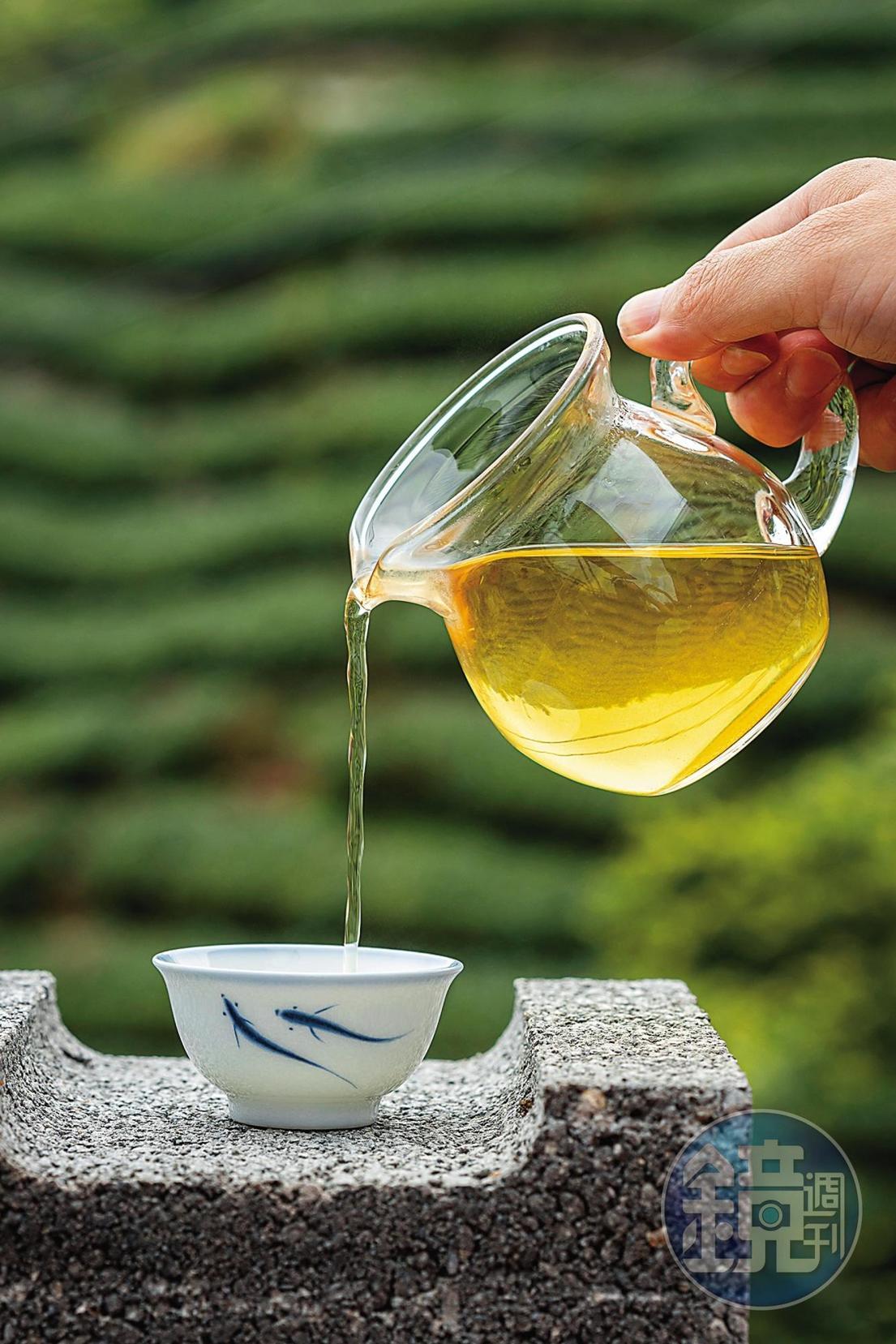 現泡一壺茶農自家烏龍茶，洋溢自然香氣、順口回甘。（300元／份）