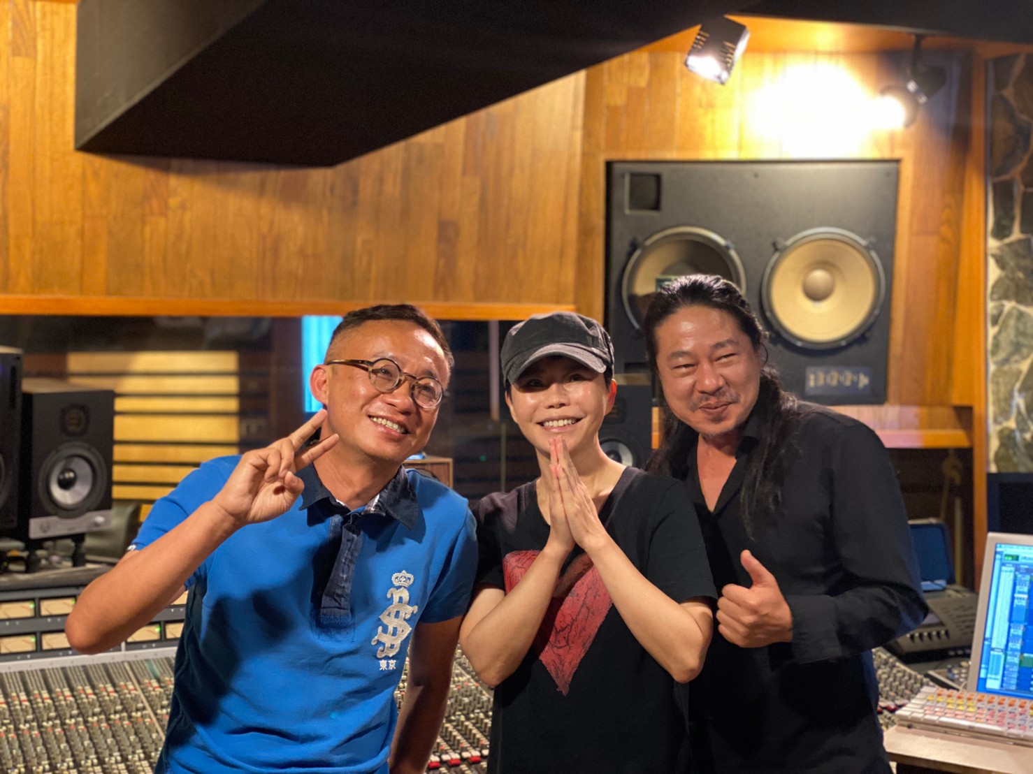 乱彈阿翔（右）與知名音樂人許常德（左），攜手台語歌后詹雅雯為台南南鯤鯓代天府創作新歌〈咱攏是囝仔〉。（寬寬整合行銷提供）