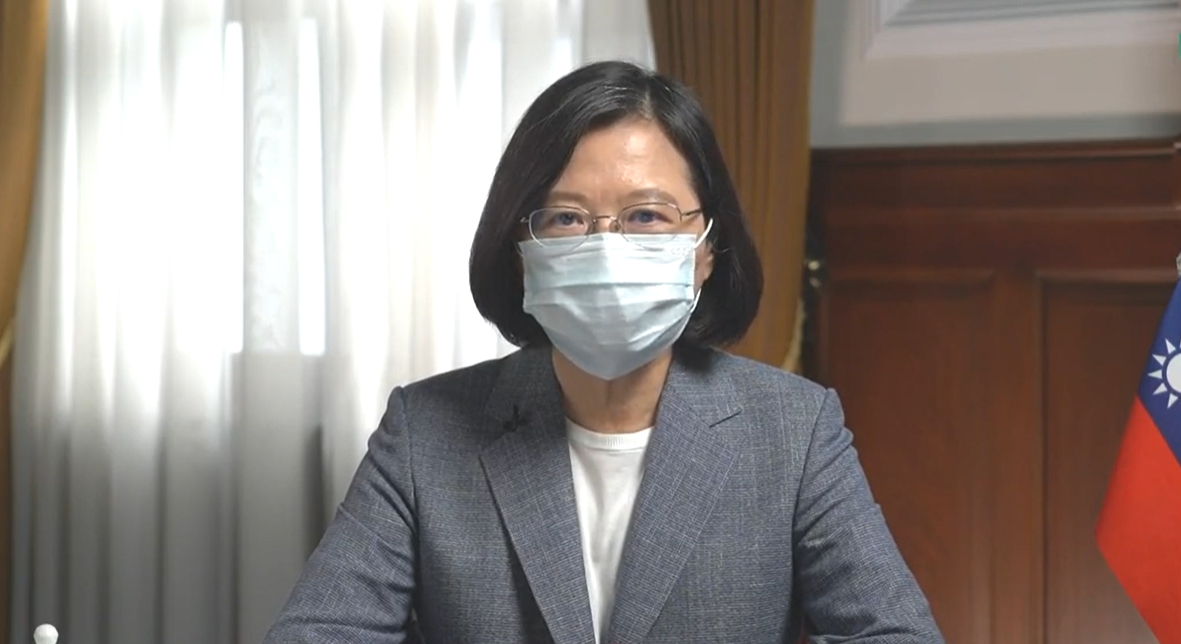 談及國產疫苗相關事情，蔡英文再次否認有炒股問題，並稱若有證據一定辦。（翻攝自蔡英文臉書）