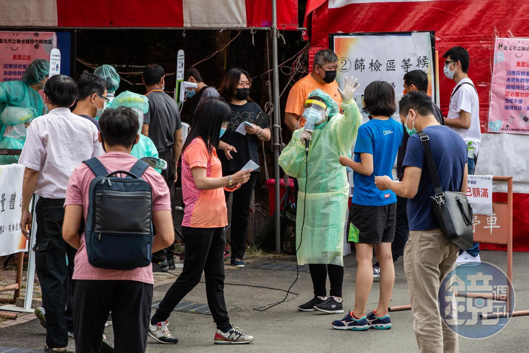 5月13日後，萬華區大量民眾湧入中興醫院。圖為5月19日台北市立聯合醫院中興院區快篩站的人潮狀況。