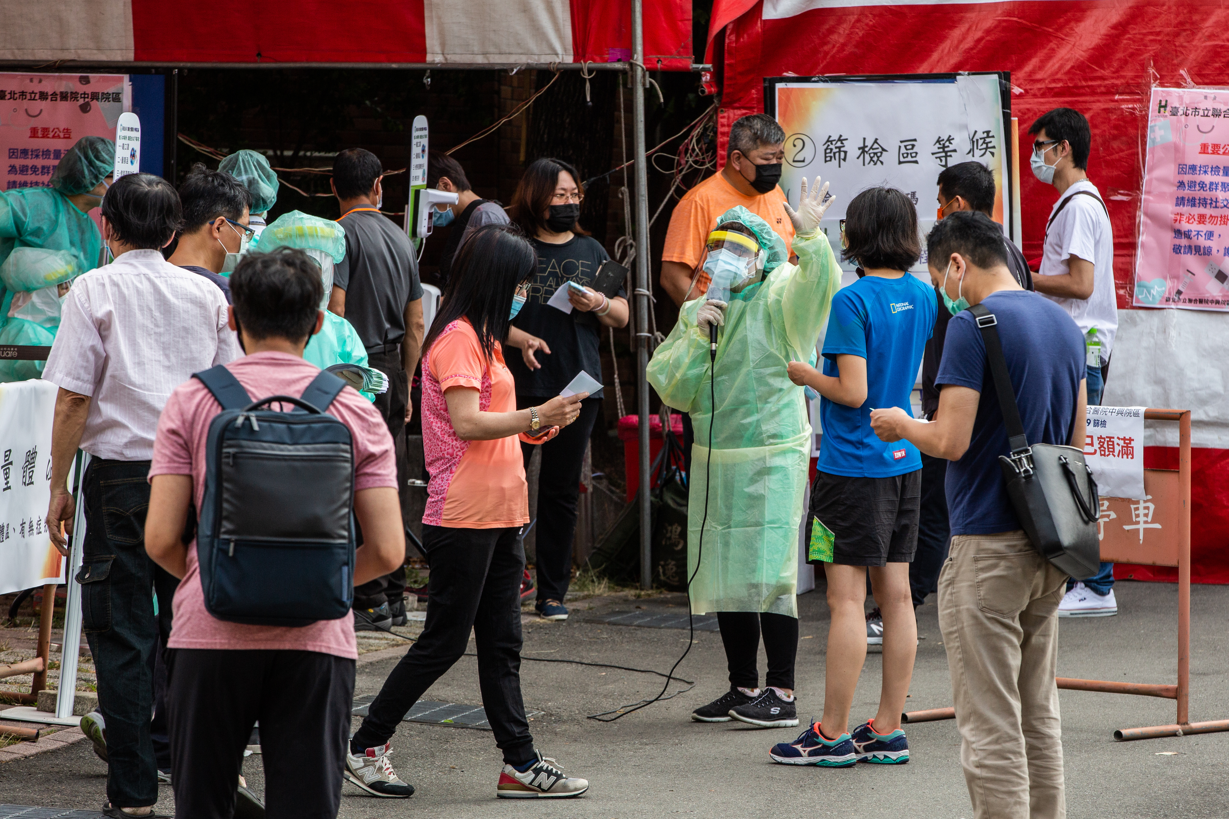5月13日後，萬華區大量民眾湧入中興醫院。圖為5月19日台北市立聯合醫院中興院區快篩站的人潮狀況。