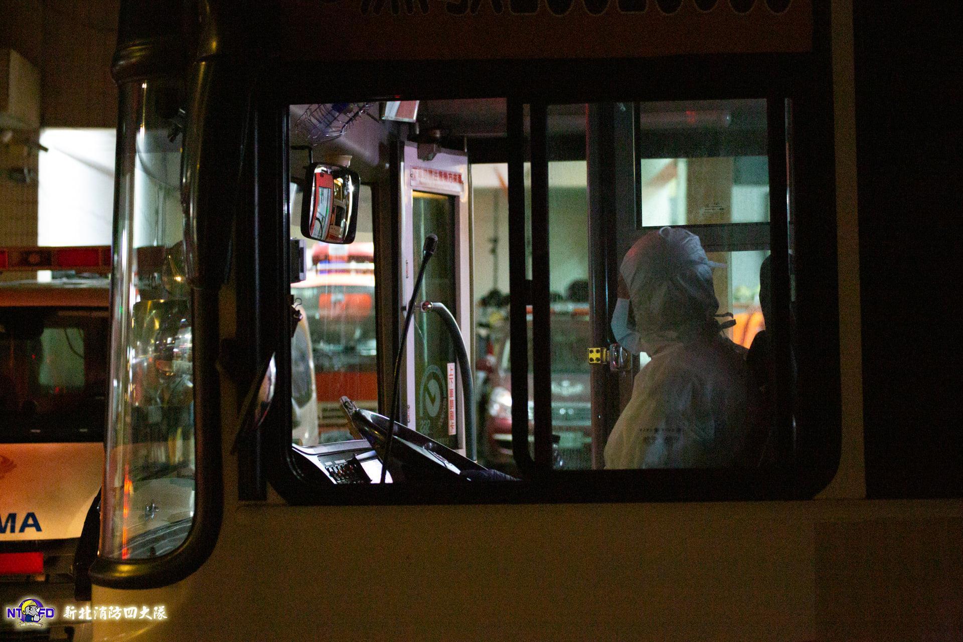 公車改裝的防疫巴士必須跑高速公路,被認為相當不安全。(翻攝自新北消防四大隊臉書)