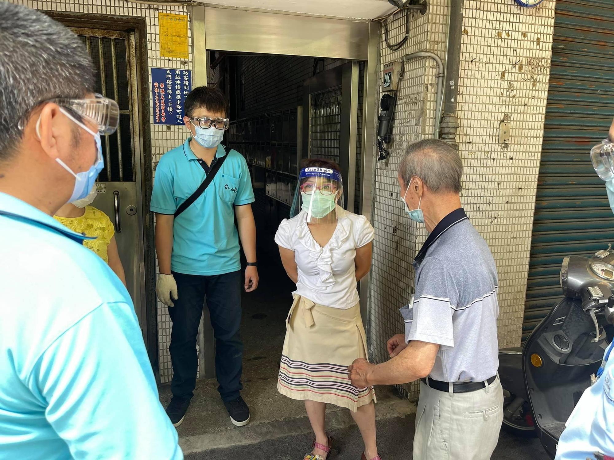 萬華議員服務案件量暴增,市議員郭昭巖近日會勘時,全程口罩面罩不離身。(翻攝自郭昭巖臉書粉絲團)