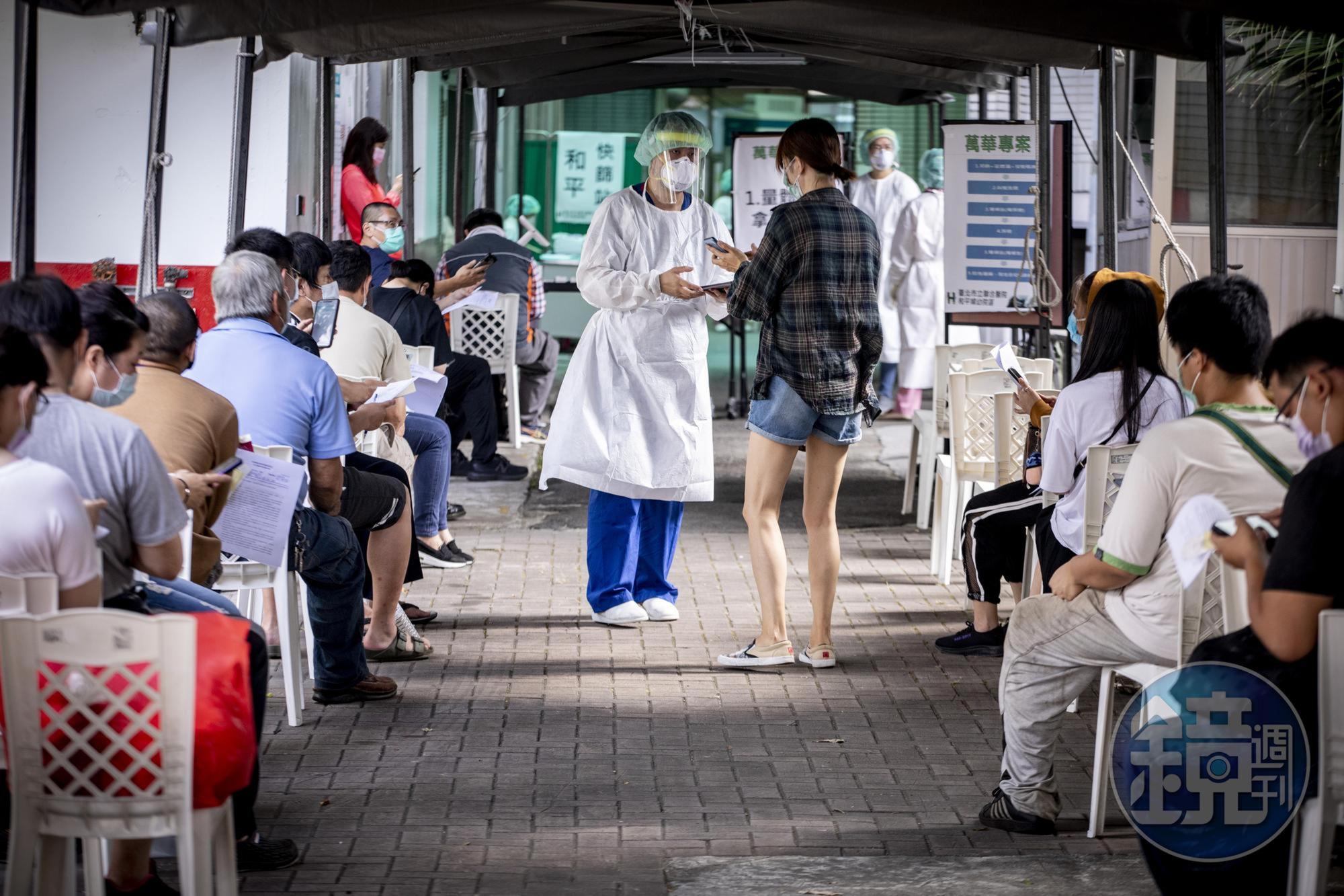 萬華是本次疫情首波重災區,圖為5月19日,大批民眾在和平醫院快篩站接受採檢。
