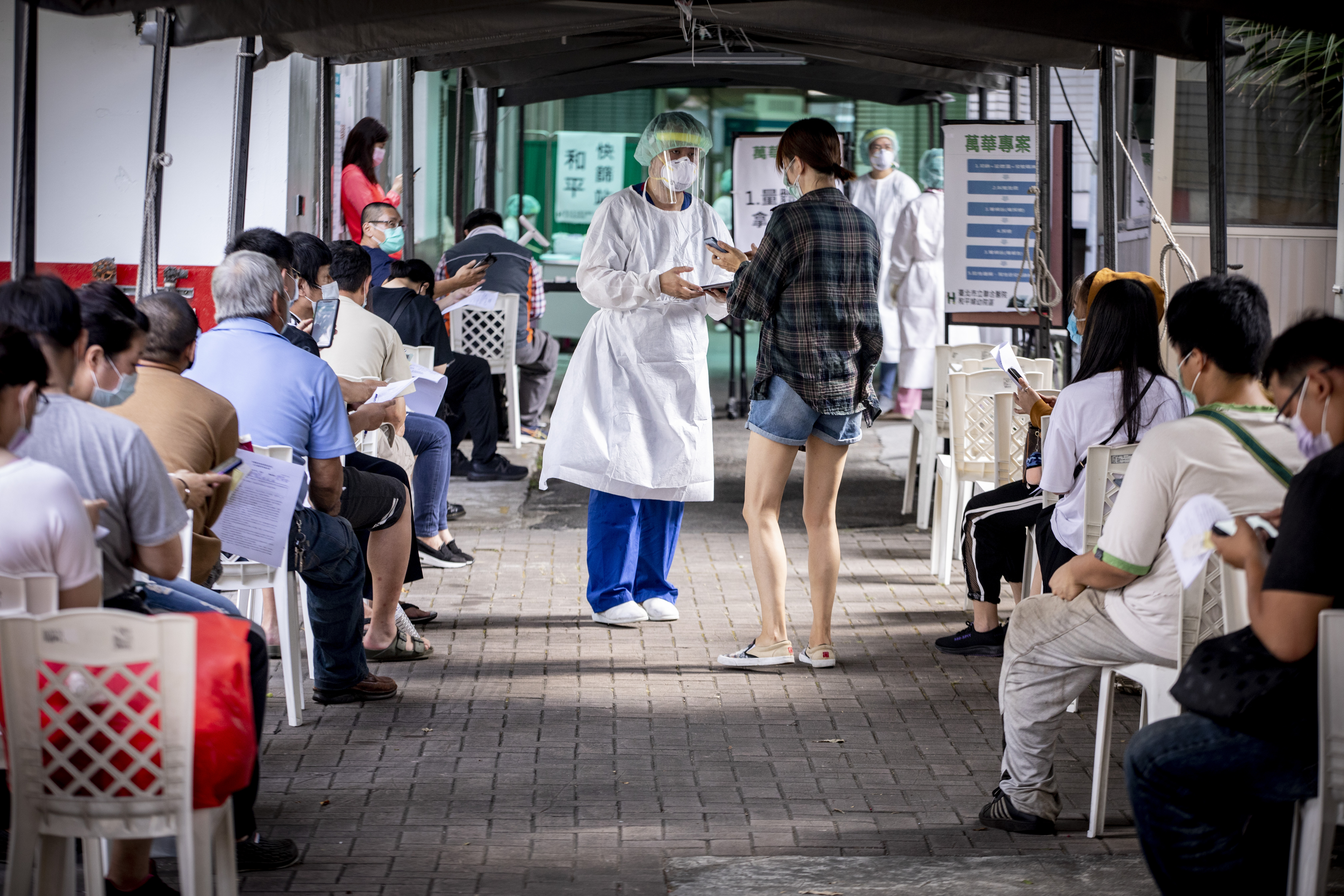 萬華是本次疫情首波重災區，圖為5月19日，大批民眾在和平醫院快篩站接受採檢。