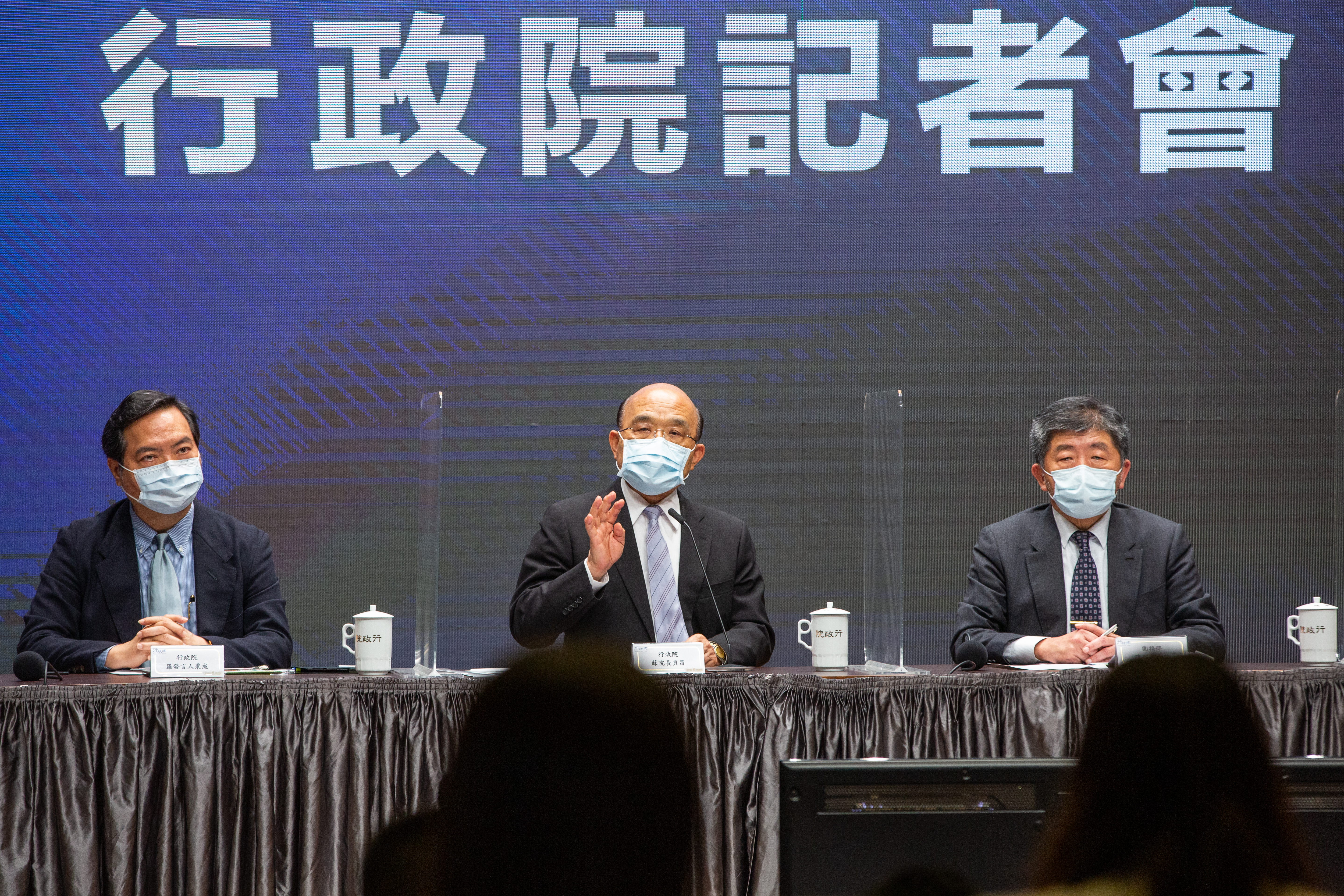 為因應疫情帶來的衝擊，蘇貞昌積極與衛福部及各部會單位溝通協調，政院也規劃出「紓困4.0」方案，聚焦拯救內需消費產業。
