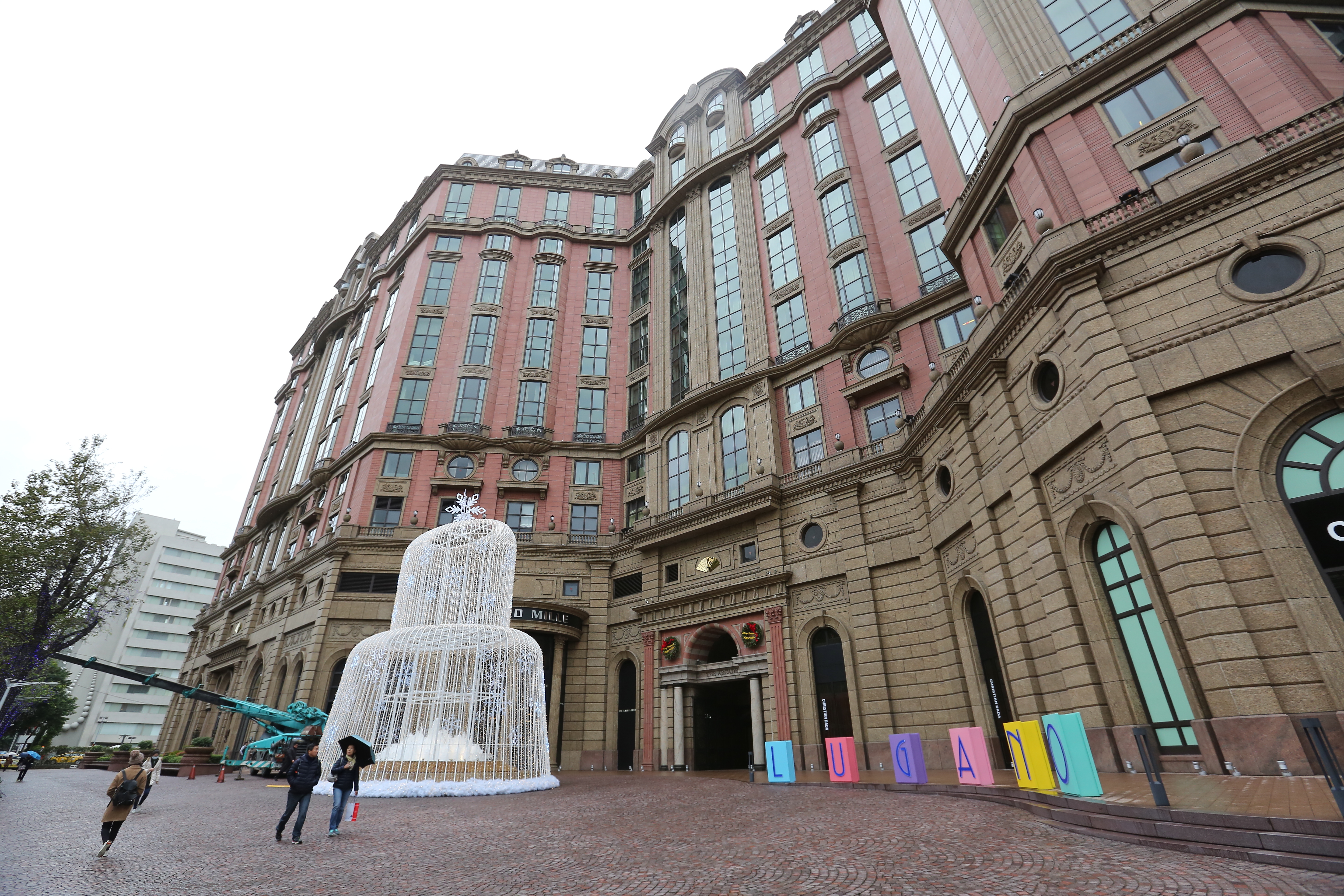 飯店業也成疫情重災區，像是六星級飯店文華東方就努力自救，向銀行團申請新增營運週轉金約30億元，總計聯貸額度高達280億元。