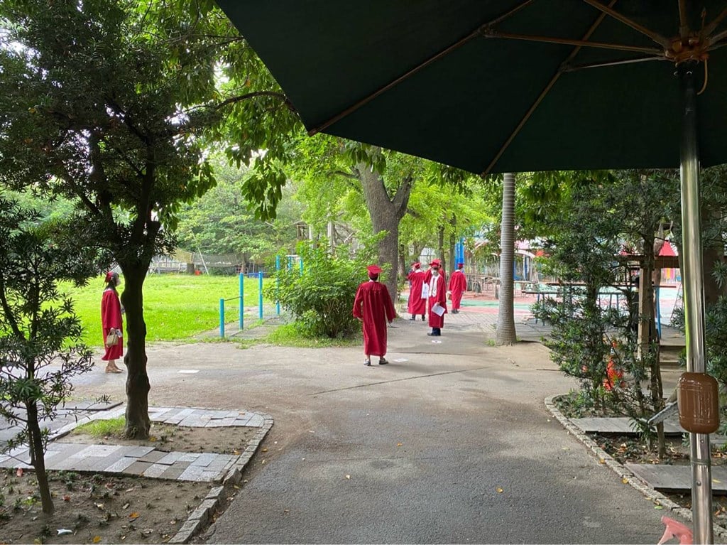 奎山高級實驗中學附屬國中部不顧疫情強行舉辦畢業典禮，北市教育部開罰72萬元。（翻攝臉書）