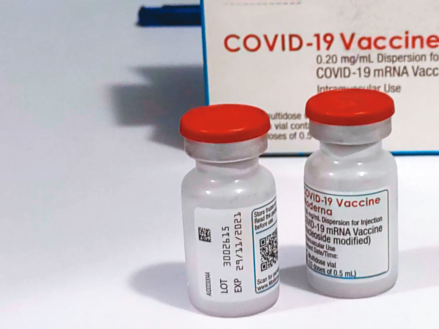 購買歐美疫苗、拒絕中國疫苗、加速國產疫苗，這是蔡政府可以辨識的疫苗政治學，而最終檢驗標準是國內的疫情。圖為莫德納疫苗。（食藥署提供）