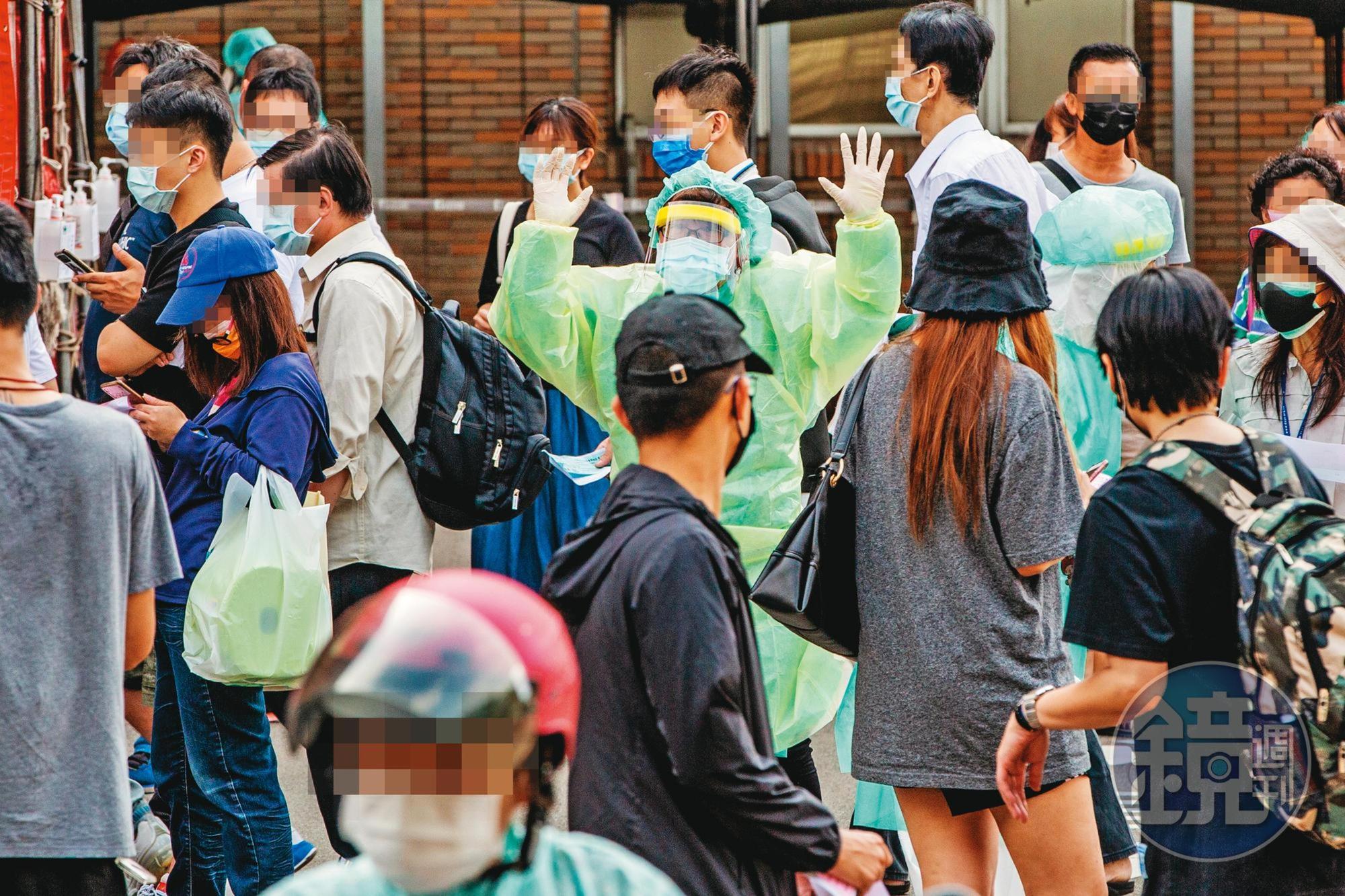 雙北疫情升溫,大量民眾湧進篩檢站。圖為台北市聯合醫院快篩站。