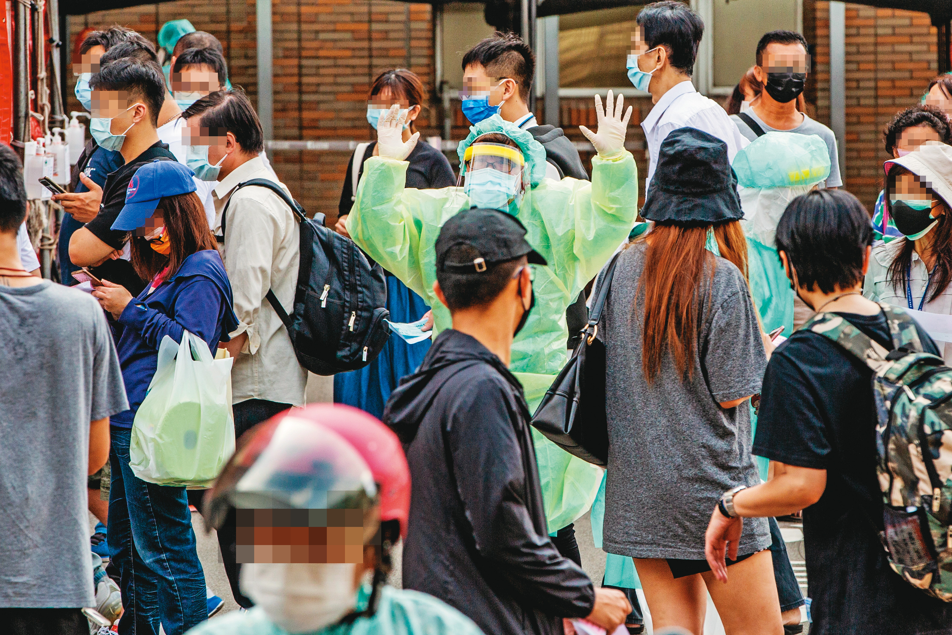 雙北疫情升溫，大量民眾湧進篩檢站。圖為台北市聯合醫院快篩站。