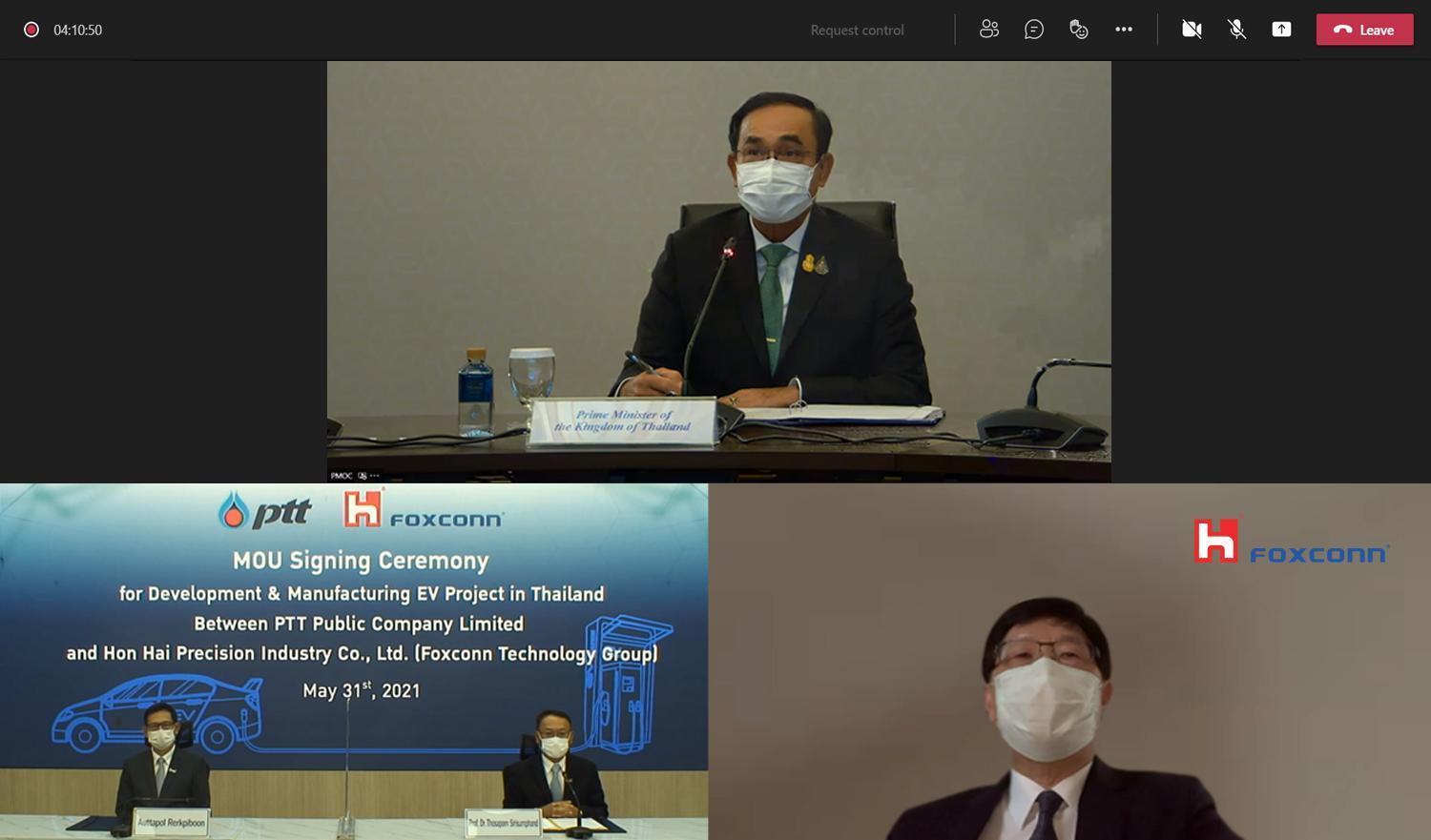 鴻海董事長劉揚偉(右下)與泰國國家石油公司簽約,泰國總理帕拉育也透過視訊參與。(鴻海提供)