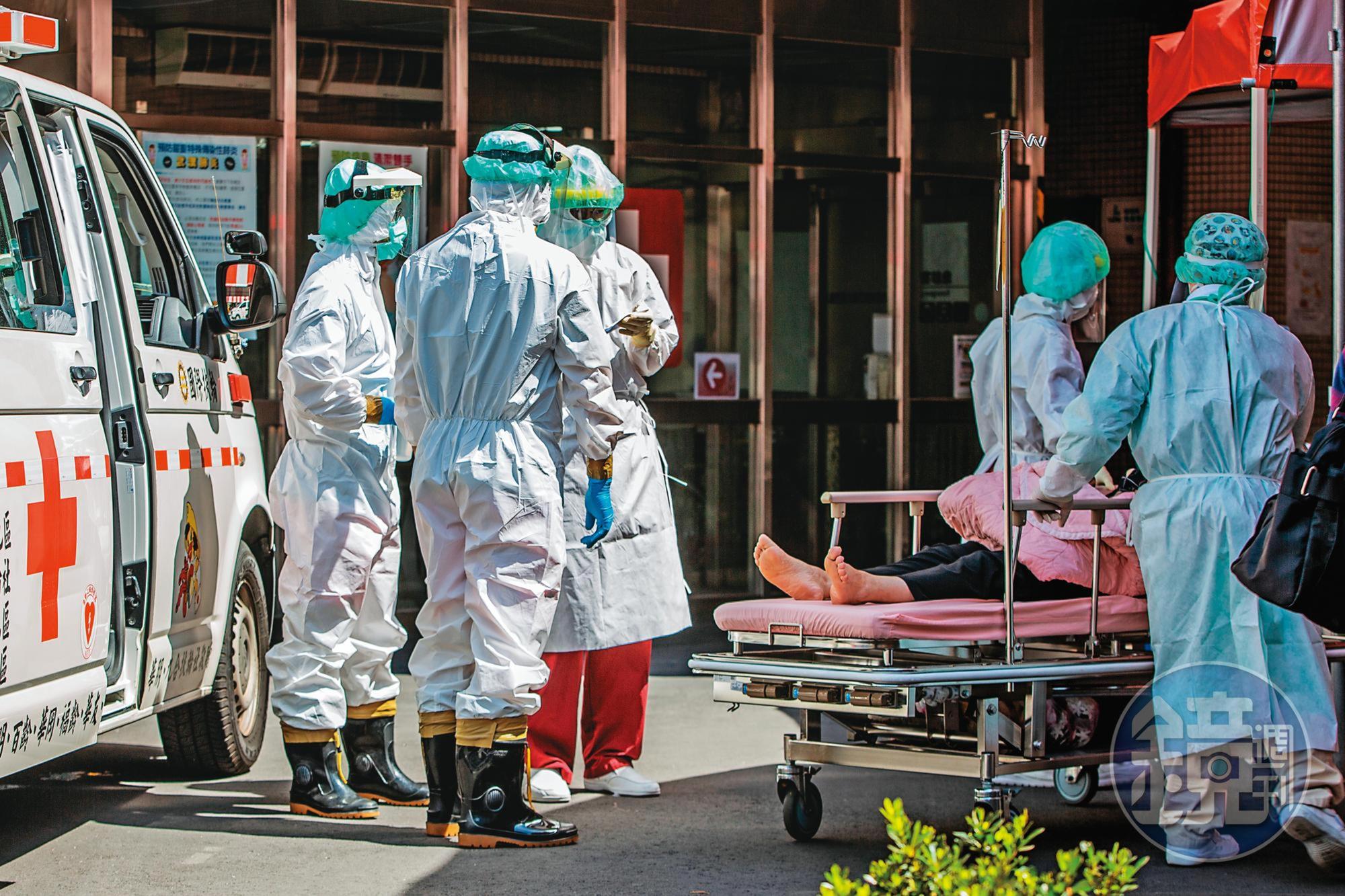 本土確診案例突破7,000人,病患過載成為一線醫護人員的難題。圖為台北市聯合醫院。
