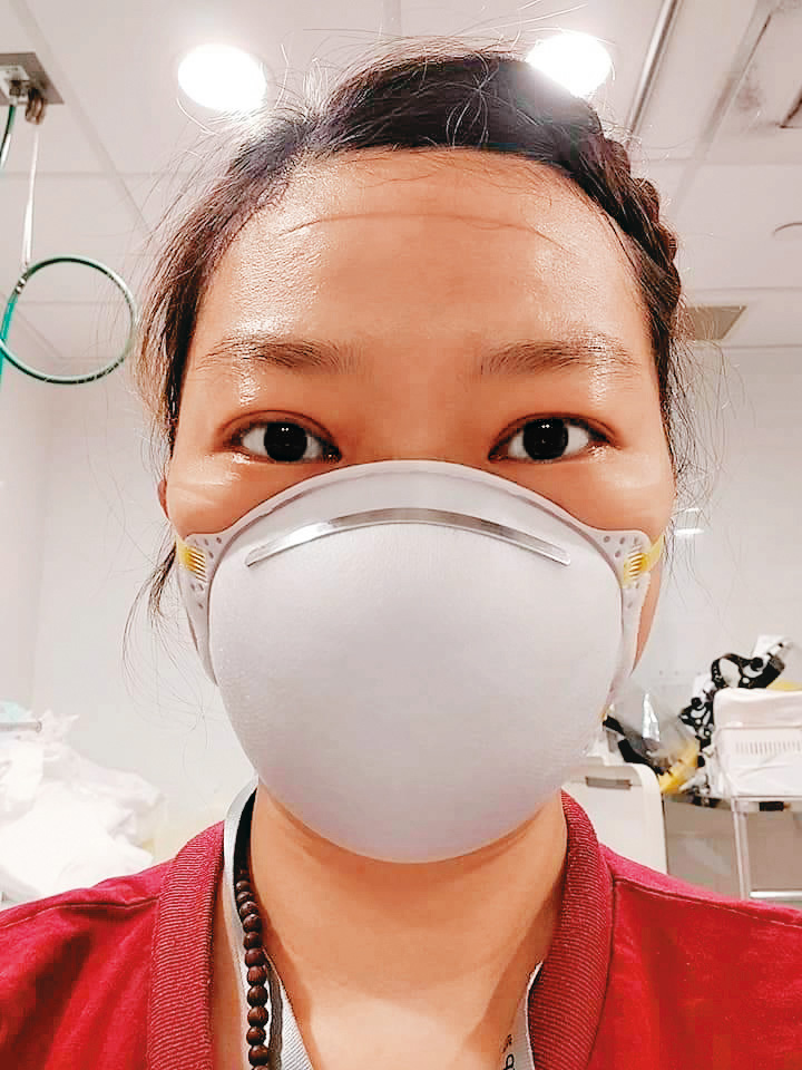 醫護人員全副武裝工作一整天，脫下隔離衣後臉上都是壓痕。（楊卉庭提供）