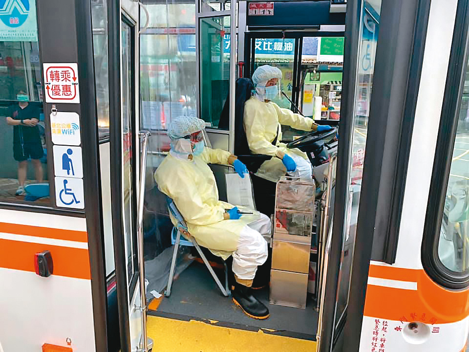 負責北患南送的消防員，在防疫公車上僅能坐摺疊椅，有行車安全疑慮。（消防員工作權益促進會提供）