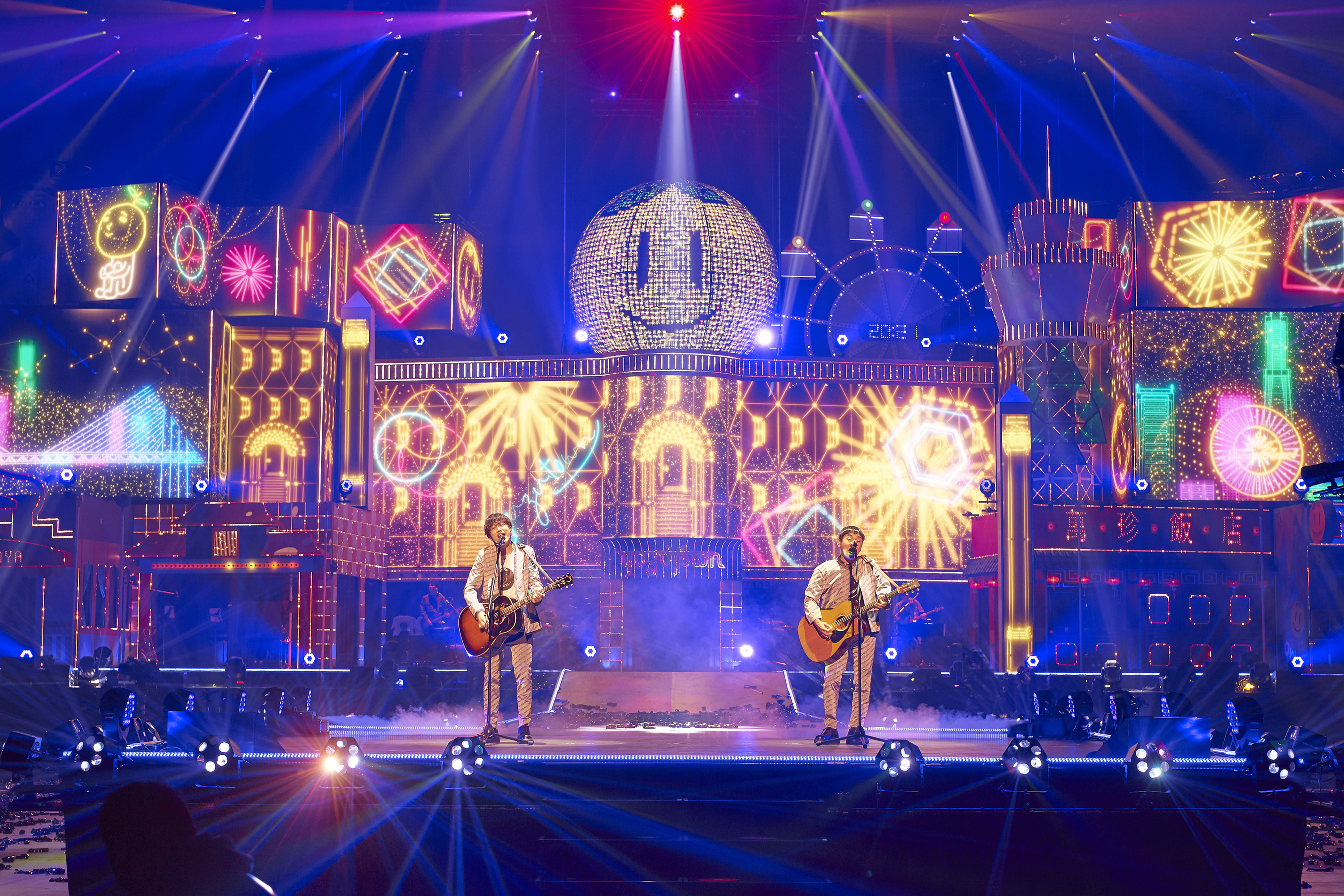 「柚子」上週六舉辦「YUZUTOWN」線上演唱會，華麗又繽紛的舞台設計令觀眾看得目不轉睛。（華納音樂提供）