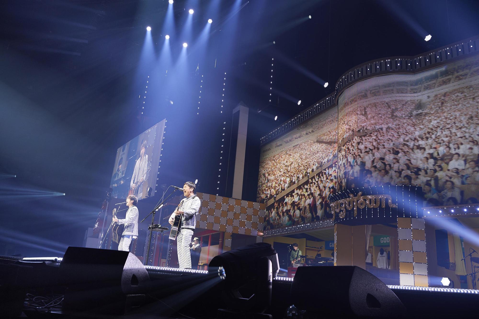 柚子除帶來多首《YUZUTOWN》的收錄歌曲外,也演唱《櫻木町》《光榮之橋》等經典名曲。(華納音樂提供,太田好治攝)